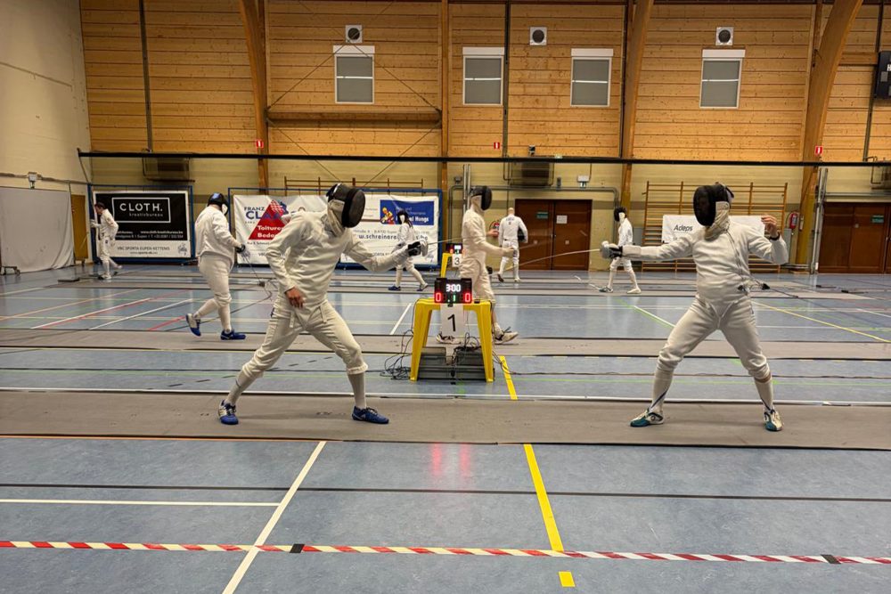 Fechter in der Ketteniser Sporthalle beim Duell