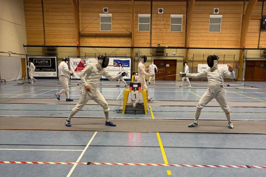 Fechter in der Ketteniser Sporthalle beim Duell