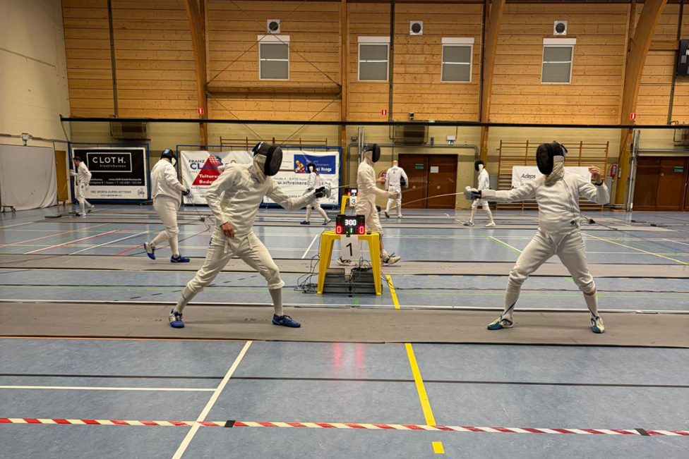 Fechter in der Ketteniser Sporthalle beim Duell
