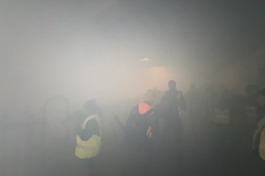 In einem völlig verrauchten Stall sind Einsatzkräfte in Aktion