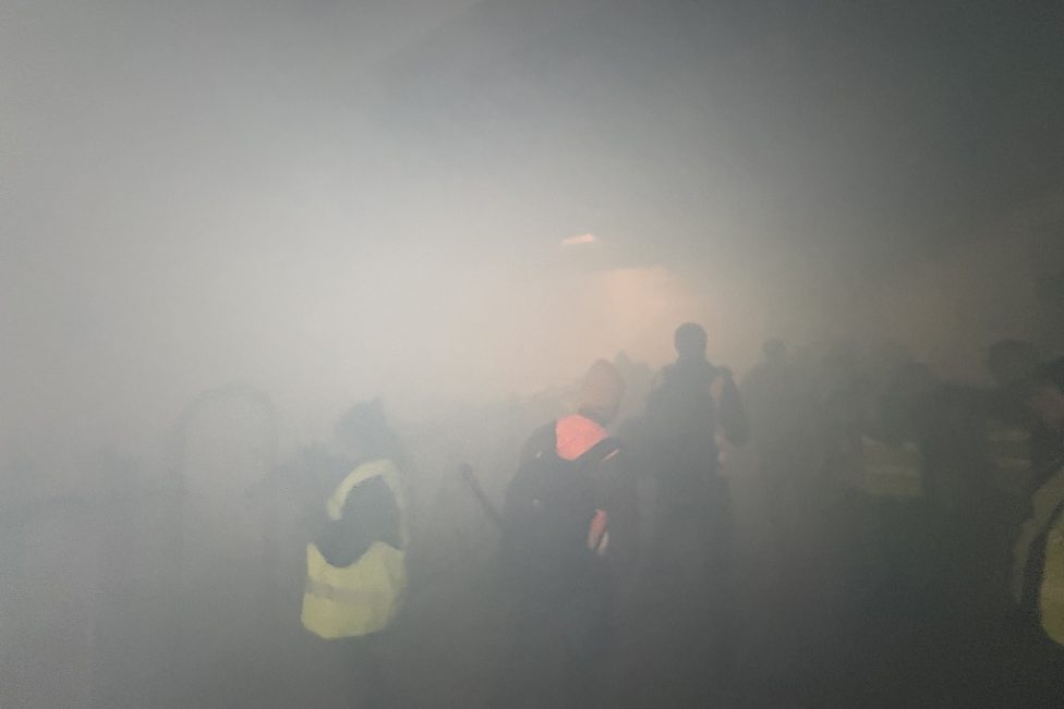 In einem völlig verrauchten Stall sind Einsatzkräfte in Aktion