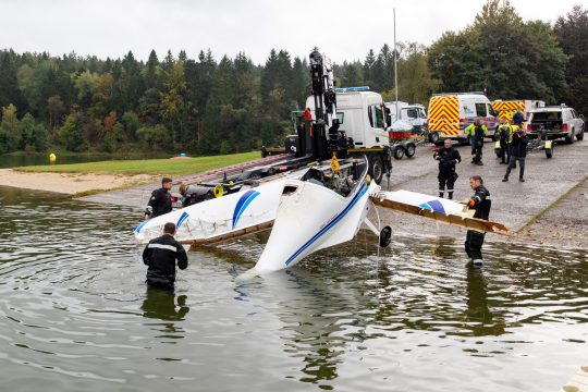 Taucher mit dem Flugzeugwrack