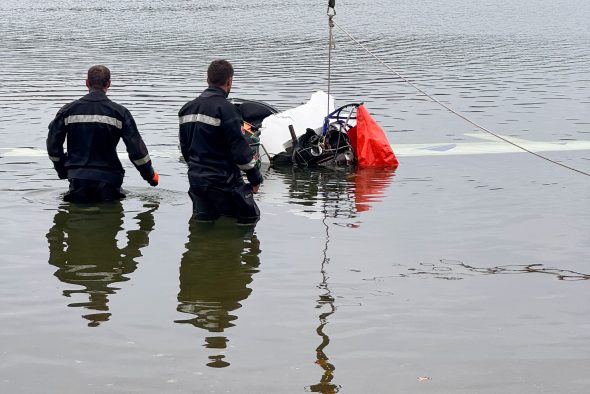 Flugzeugwrack wird aus dem Bütgenbacher See gefischt