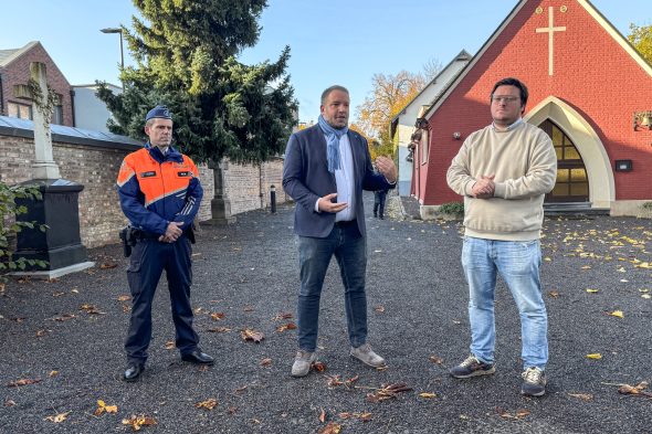 Polizei-Pressesprecher Eric Hellebrandt, Eupens Bürgermeister Thomas Lennertz und Schöffe Lucas Reul auf dem Eupener Friedhof