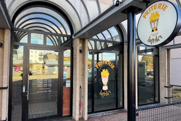 Eingangstür Fritüre Lafrik't im Bahnhof Welkenraedt