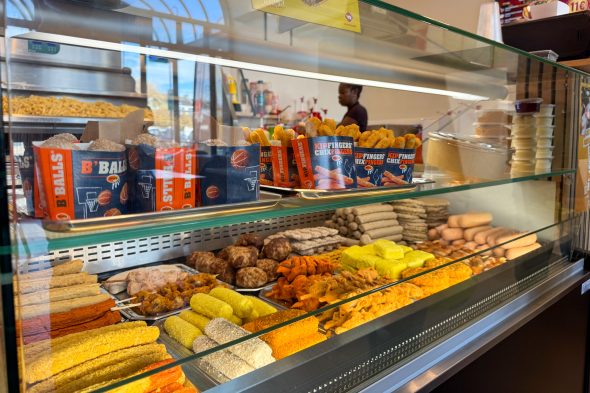 Theke mit Snacks in der Fritüre Lafrik't