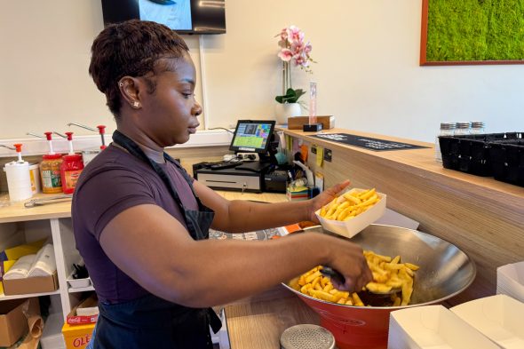 Malila bei der Arbeit in ihre Fritüre Lafrik't