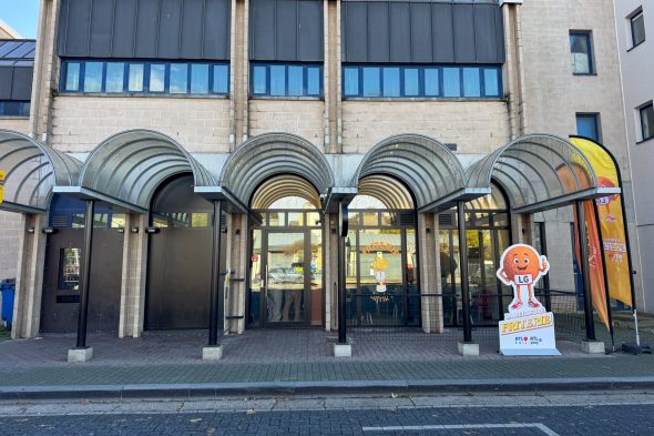 Eingangstür Fritüre Lafrik't im Bahnhof Welkenraedt
