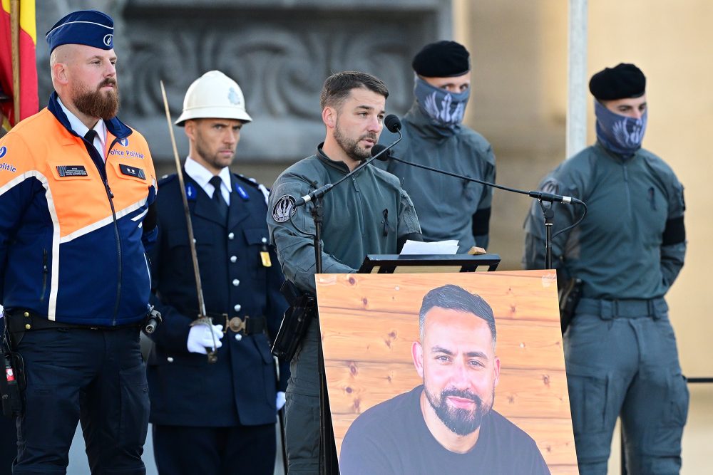 Kollegen erinnern an den getöteten Polizisten Nordine El Talbi (Bild: Dirk Waem/Belga)