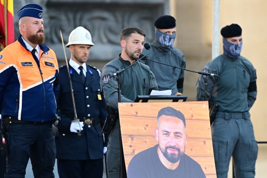 Kollegen erinnern an den getöteten Polizisten Nordine El Talbi (Bild: Dirk Waem/Belga)