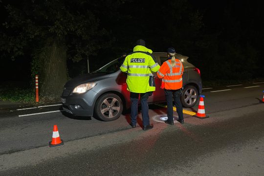 Eine belgische Polizistin und ein deutscher Polizist mit Warnwesten bei der Kontrollaktion