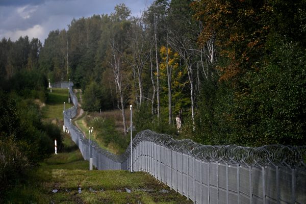Stacheldrahtzaun entlang der polnisch-litauischen Grenze zur russischen Exklave Kaliningrad