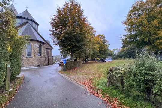 Auf diesem Gelände hinter der Pfarrkirche soll der Dorfsaal errichtet werden