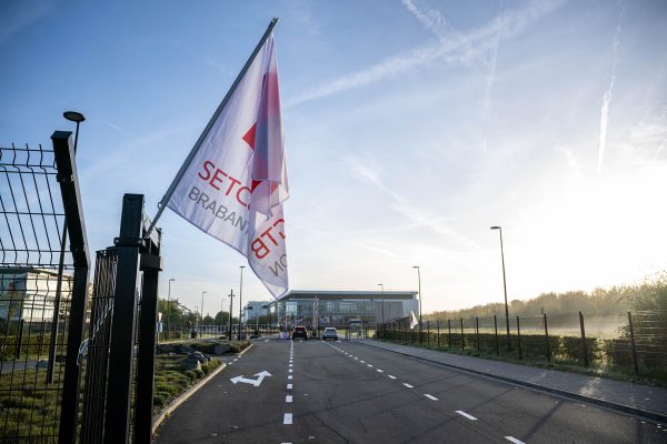 Fahne der sozialistischen Gewerkschaft am Eingang des GSK-Standorts in Wavre
