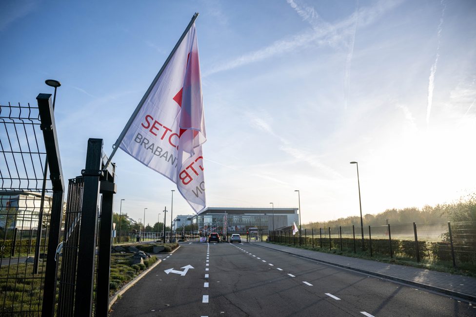 Fahne der sozialistischen Gewerkschaft am Eingang des GSK-Standorts in Wavre
