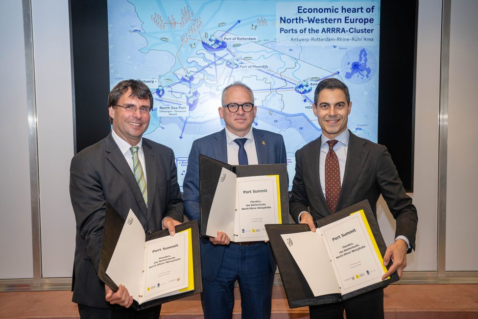 Marcus Optendrenk (NRW), Matthias Diependaele (Flandern) und Rob Jetten (NL) nach der Unterzeichnung