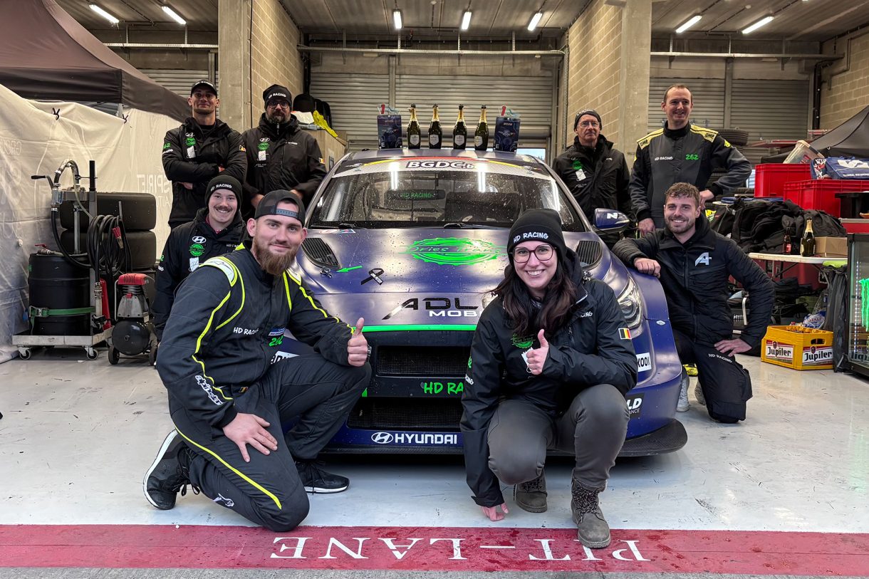 Samuel Hilgers (links) und Robin Dries (rechts) mit ihrem Team