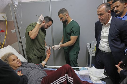 Die verletzte Journalistin auf einer Trage in der Notaufnahme des staatlichen Krankenhauses von Ramallah