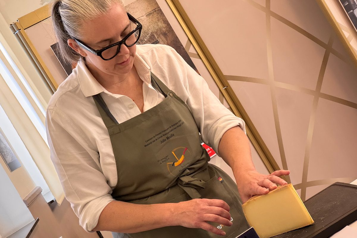 Wettbewerbsteilnehmerin schneidet ein Stück Käse