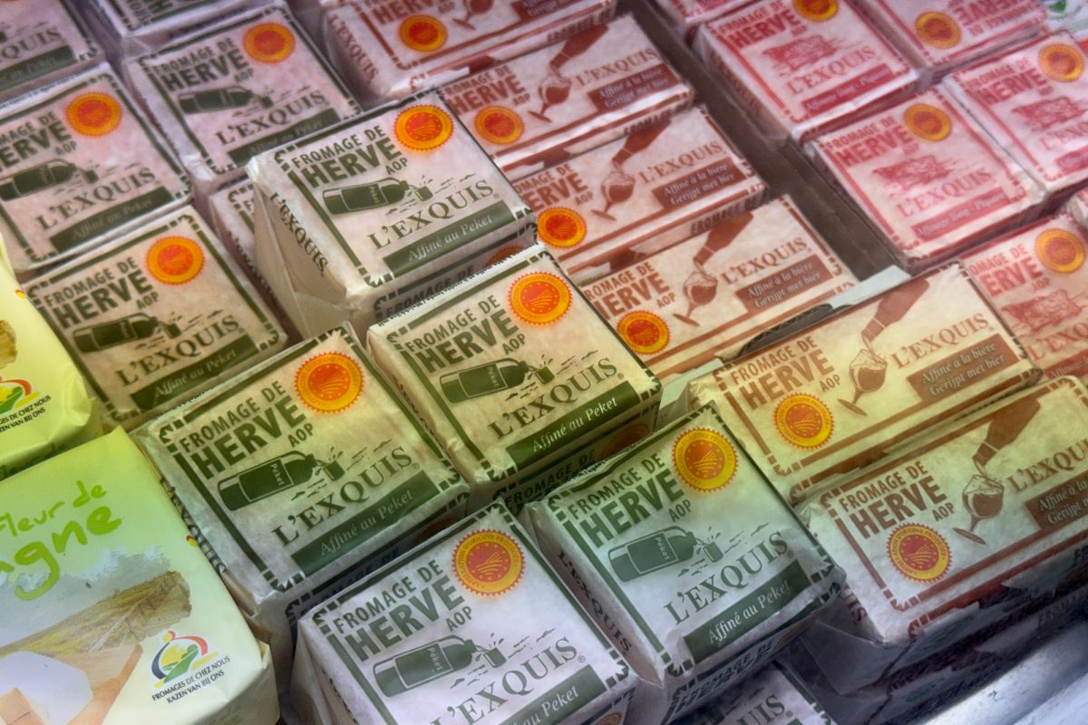 Packungen mit verschiedenen Sorten von Herver Käse