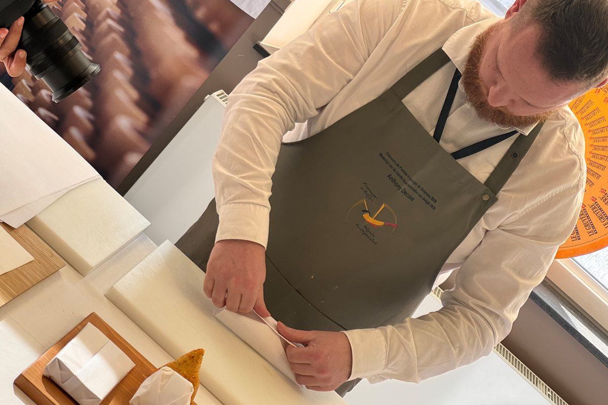Wettbewerbsteilnehmer richtet Käse auf Platte an