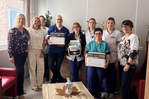 Vertreter der Onkologie-Station des St.-Nikolaus-Hospitals und der Herzensbaum VoG mit den Boxen für "kleine Glücksmomente"