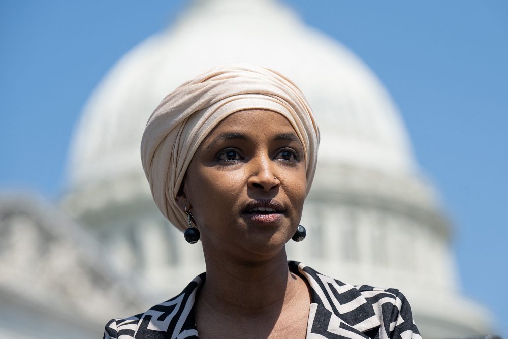 Die US-Kongressabgeordnete Ilhan Omar, im Hintergrund das US-Kapitol