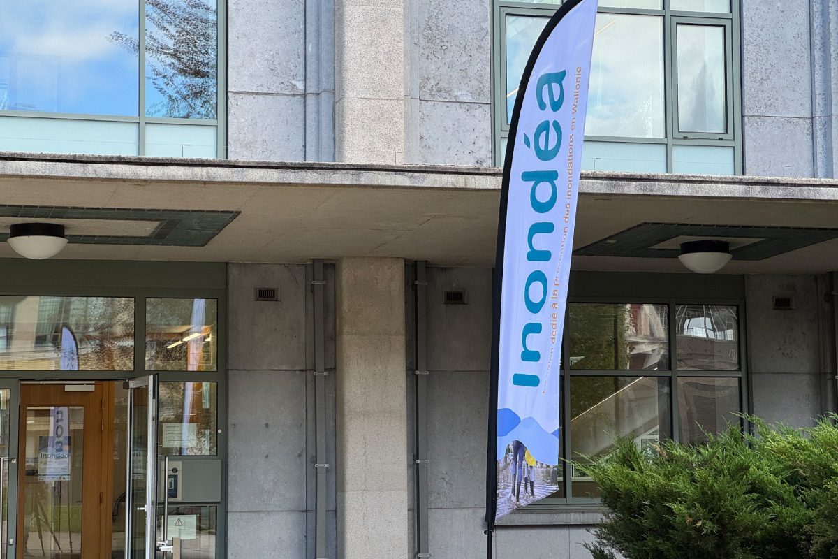 Fahne mit der Aufschrift "Inondéa" am Eingang der Messe