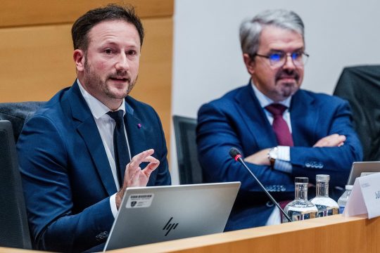 Julien Moinil bei seiner Anhörung im Justizausschuss der Kammer