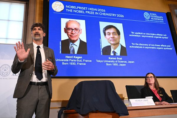 Der Vorsitzende des Nobelkomitees für Chemie, Heiner Linke, bei der Bekanntgabe - auf einer Leinwand sind Bilder der beiden Ausgezeichneten zu sehen