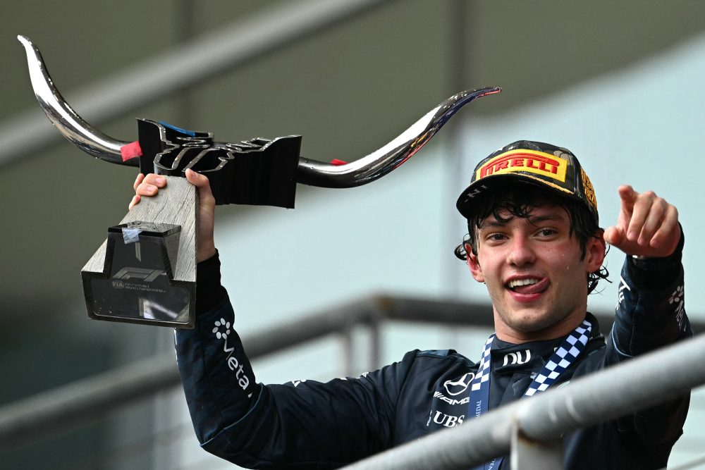 Der italienische Mercedes-Pilot Kimi Antonelli hält die Trophäe in den Händen