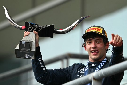 Der italienische Mercedes-Pilot Kimi Antonelli hält die Trophäe in den Händen