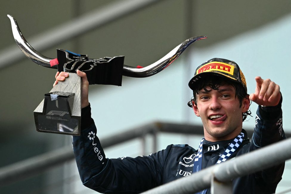 Der italienische Mercedes-Pilot Kimi Antonelli hält die Trophäe in den Händen