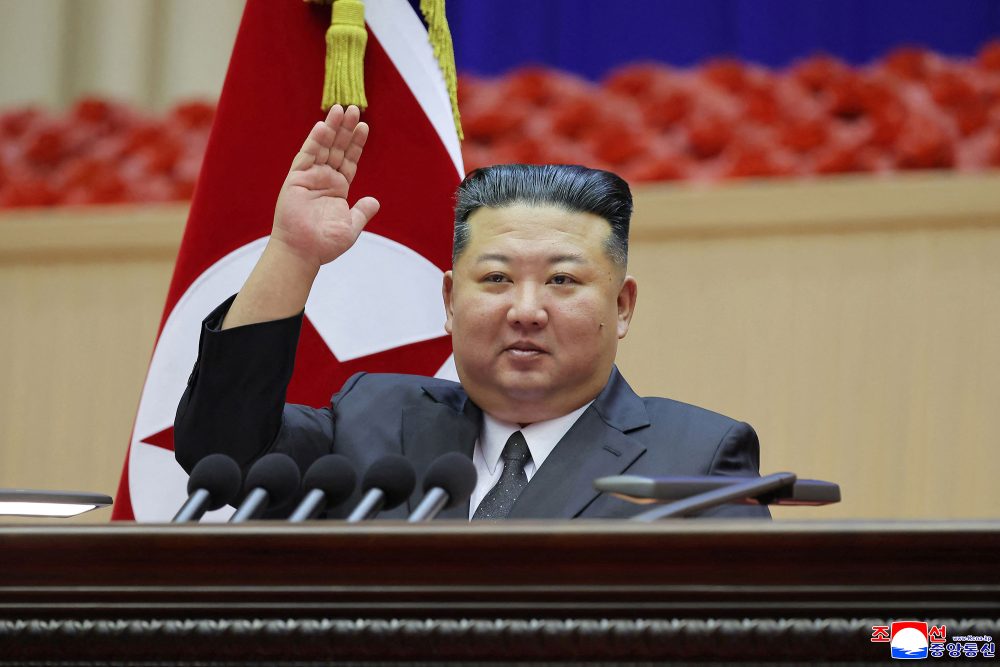 Kim Jong Un winkt bei einem Treffen in Pjöngjang