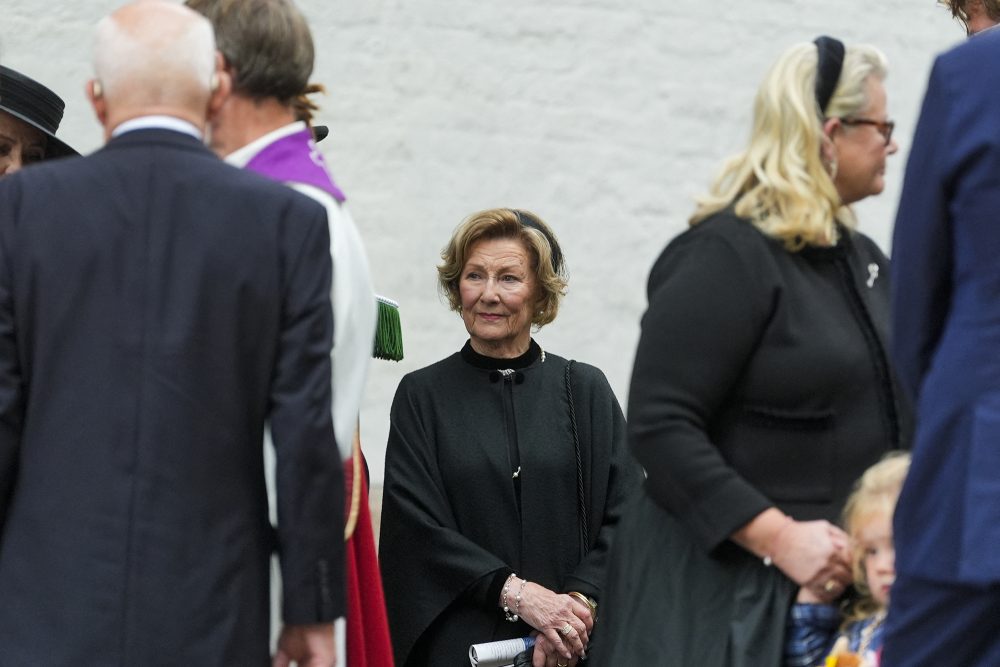 Königin Sonja von Norwegen bei der Beerdigung der verstorbenen norwegischen Prinzessin Astrid im September 2026, um sie herum stehen weitere Trauergäste