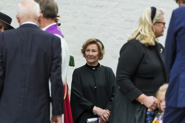 Königin Sonja von Norwegen bei der Beerdigung der verstorbenen norwegischen Prinzessin Astrid im September 2026, um sie herum stehen weitere Trauergäste