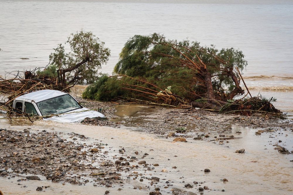 Ein Auto ist im Schlamm versunken und wird in Richtung Meer gespült