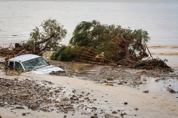 Ein Auto ist im Schlamm versunken und wird in Richtung Meer gespült