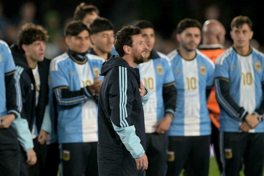 Lionel Messi vor seinen Mannschaftskameraden bei seinem letzten Spiel gegen Benin.