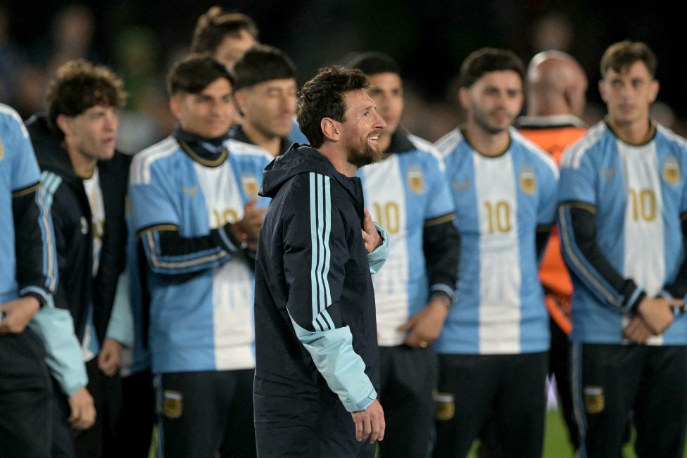 Lionel Messi vor seinen Mannschaftskameraden bei seinem letzten Spiel gegen Benin.