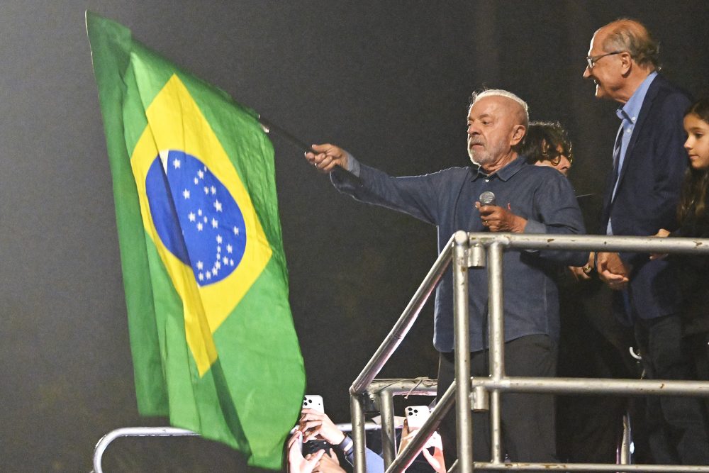 Lula da Silva schwenkt eine brasilianische Flagge, während er in São Paulo nach seinem Sieg eine Rede vor seinen Anhängern hält.