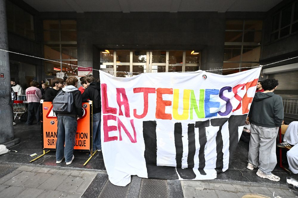 Plakat "La Jeunesse en Lutte" bei dem Schülerprotest in Lüttich