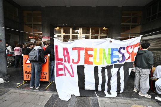 Plakat "La Jeunesse en Lutte" bei dem Schülerprotest in Lüttich