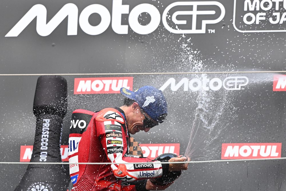 Marc Márquez verspritzt Champagner auf dem Podium während der Siegerehrung