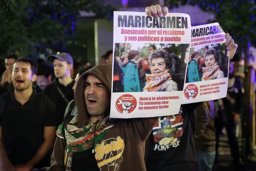 Demonstranten in Madrid mit Plakaten, auf denen Maricarmen Abascal zu sehen ist