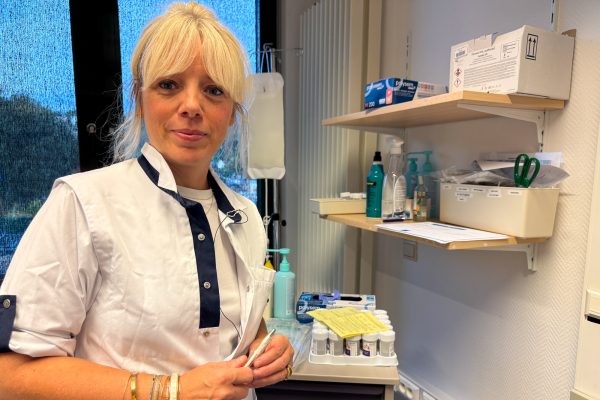 Dr. Anne Firquet in einem Behandlungszimmer