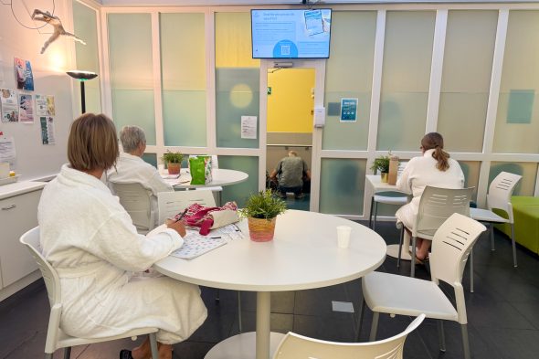 Patientinnen sitzen in einem Wartezimmer