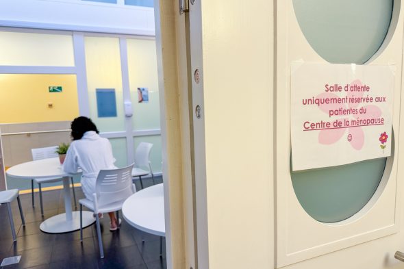 Patientin Vincianne füllt den Fragebogen aus