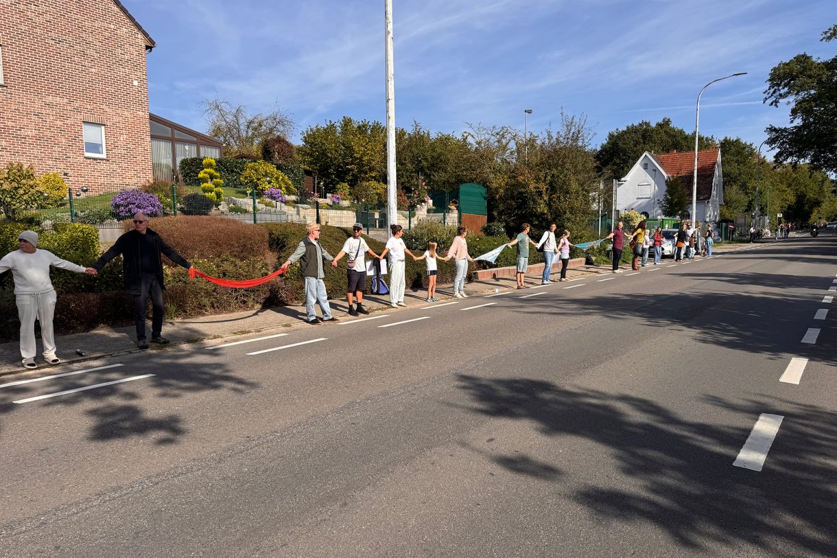 Mehrere Menschen bilden eine Menschenkette