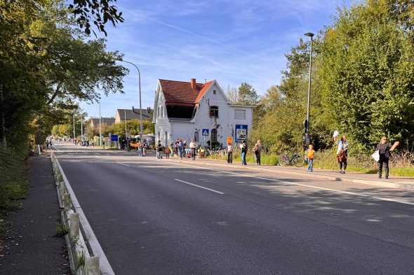 Die Menschen halten weiße Blätter in die Luft